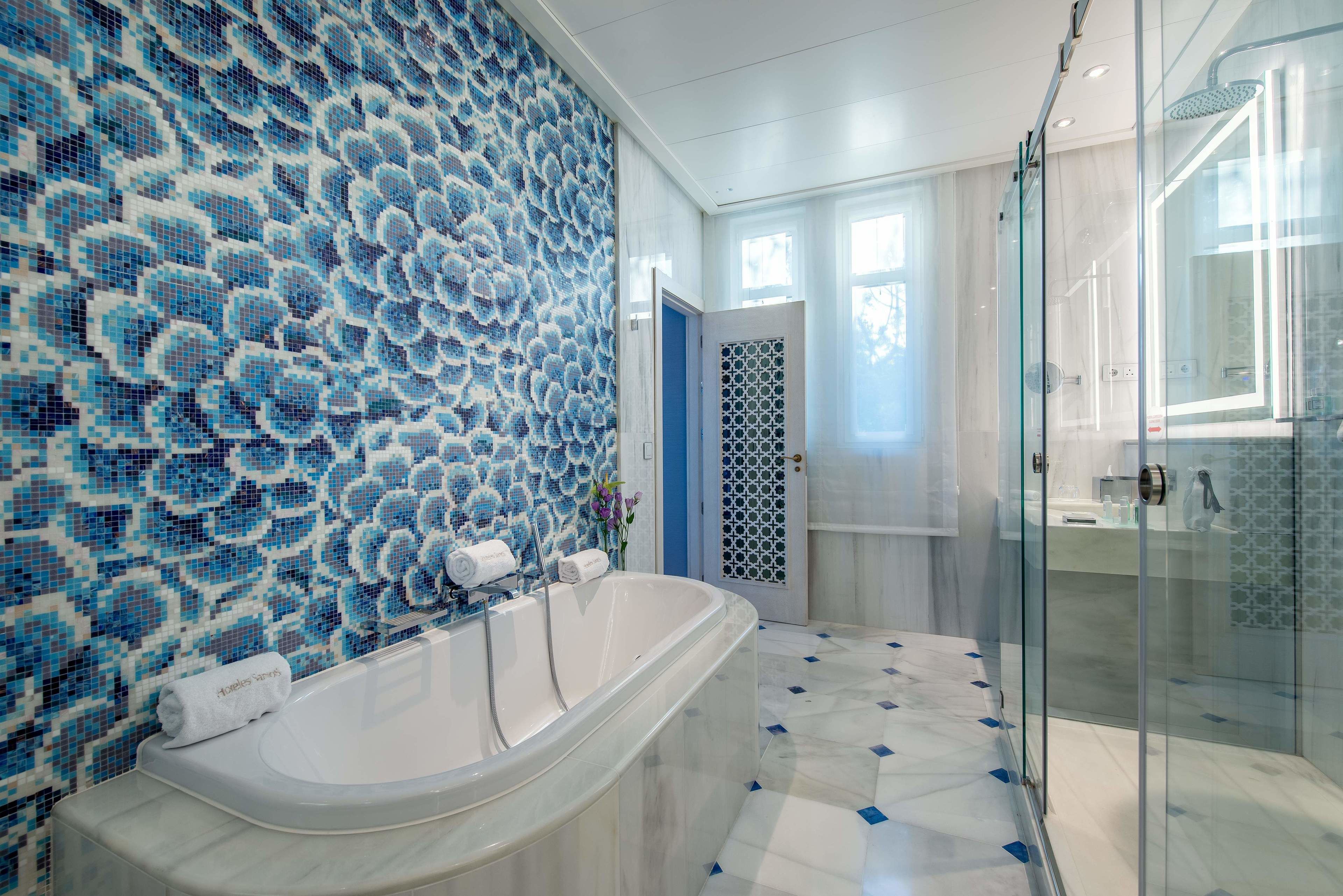 separate bathtub and shower, eco-friendly toiletries, hair dryer