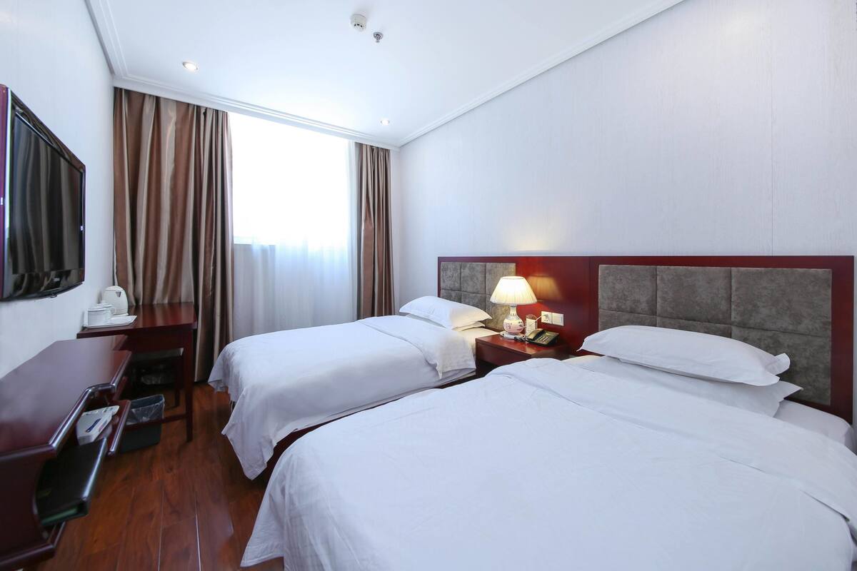 Standard Twin Room | Desk, soundproofing, free WiFi, bed sheets