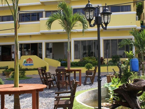 供應早餐、午餐和晚餐，國際料理