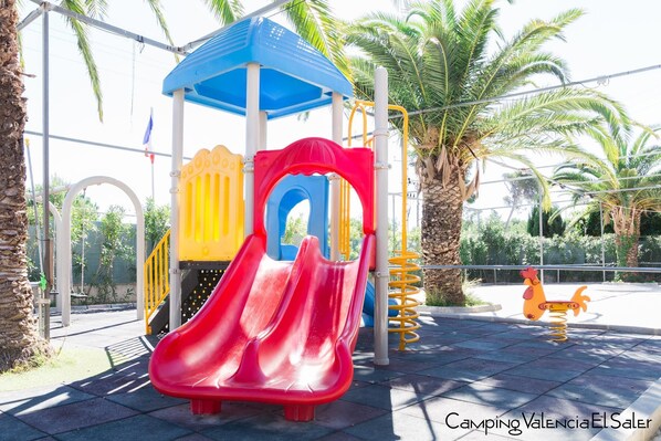 Área de juegos infantiles al aire libre
