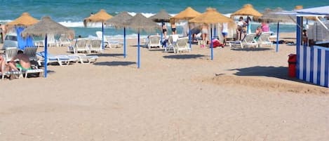 Nära stranden och volleyboll