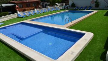 2 Außenpools, Liegestühle