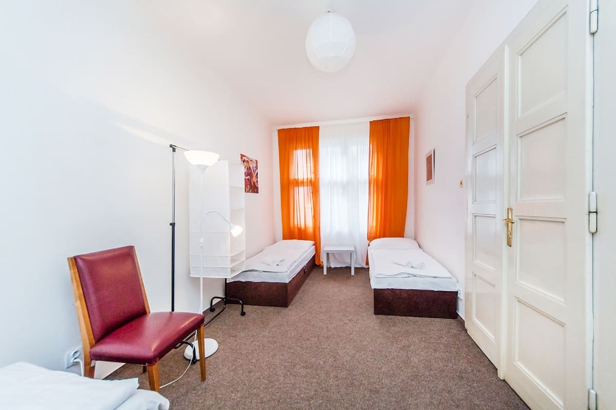 Slaapzaal, alleen voor vrouwen, gedeelde badkamer (Bed in 7-bed Room) | Een bureau, een strijkplank/strijkijzer, extra bedden, gratis wifi