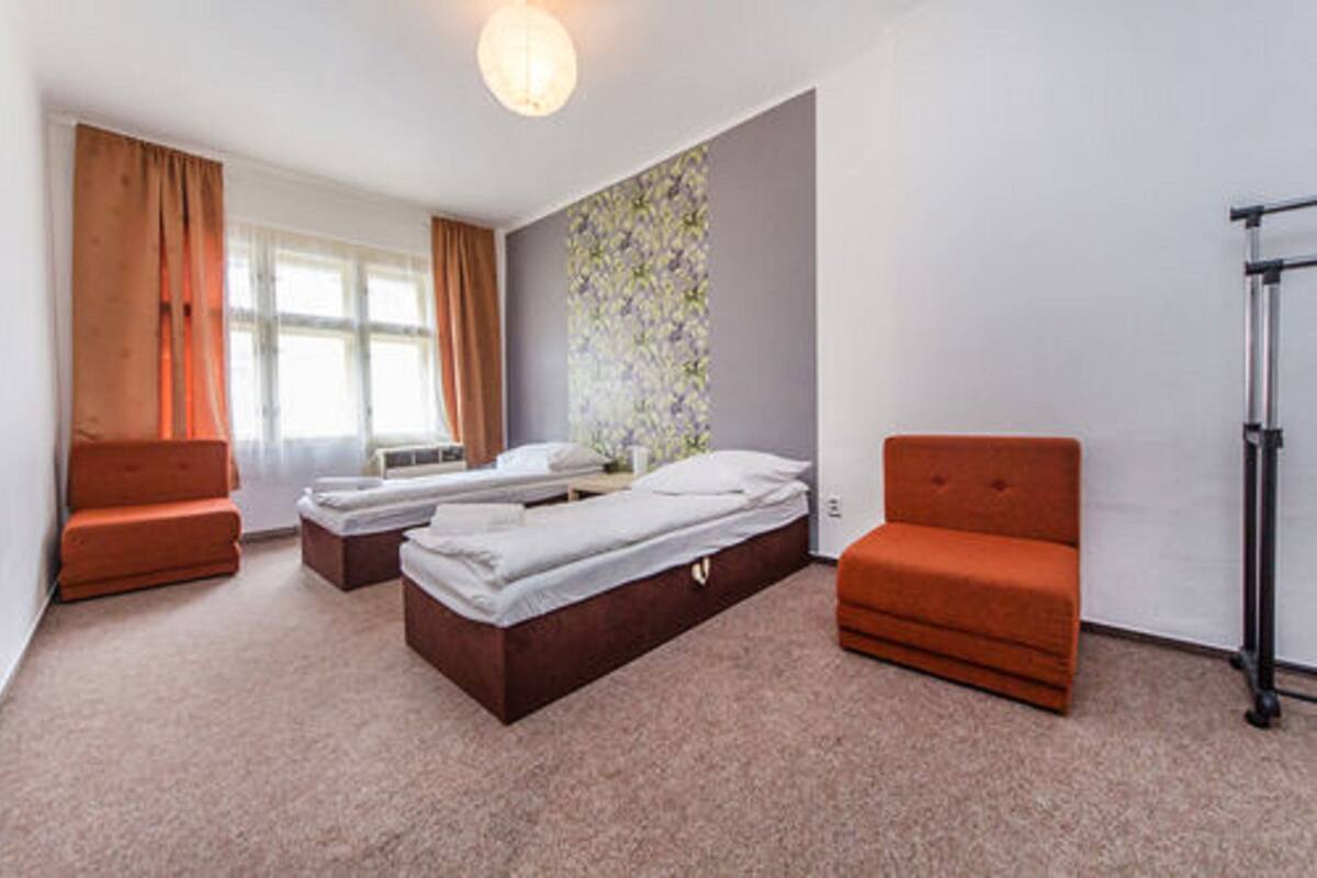 Vierpersoonskamer, meerdere bedden, gedeelde badkamer | Een bureau, een strijkplank/strijkijzer, extra bedden, gratis wifi