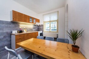 Bed in 7-bed Mixed Dormitory Room | Desk, iron/ironing board, rollaway beds, free WiFi
