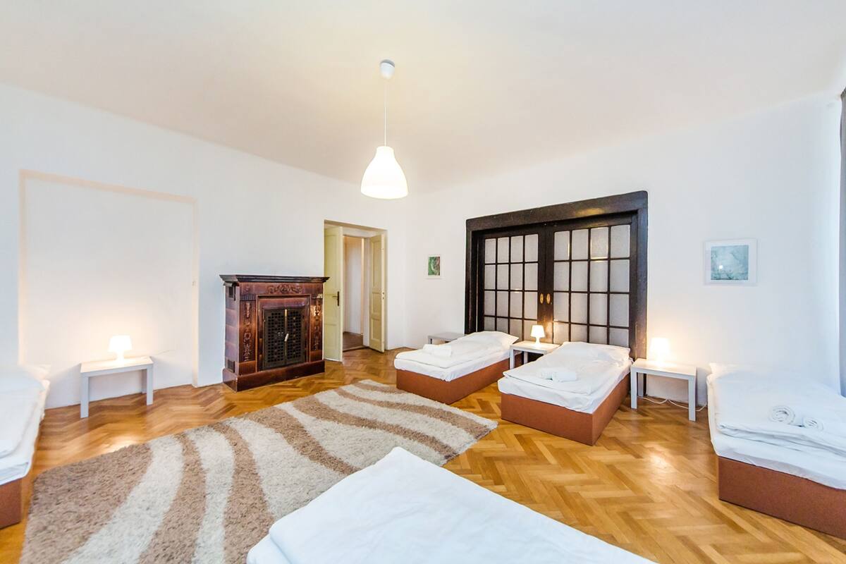 ห้องพักรวม, หอพักรวม (Bed in 7-bed Mixed Room) | โต๊ะทำงาน, เตารีด/โต๊ะรีดผ้า, เตียงเสริม/เปล, Wi-Fi ฟรี