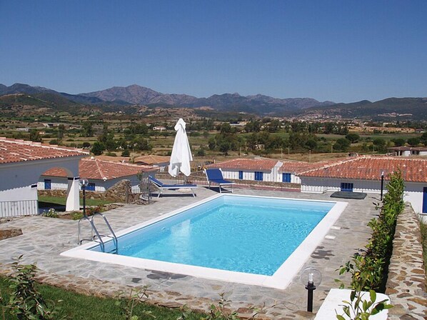 Seasonal outdoor pool, pool umbrellas, pool loungers - Villa Moreno 05 (Budoni)