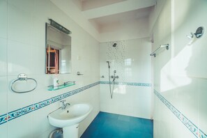 Comfort Single Room | Bathroom | Shower, towels