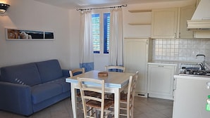 Maison, 2 chambres | Aire de séjour | Téléviseur