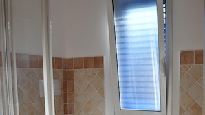 Maison, 2 chambres | Salle de bain | Douche, bidet