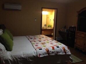 Standard Room, 1 King Bed, Non Smoking | Bathroom - HH Creek Inn (Seymour)