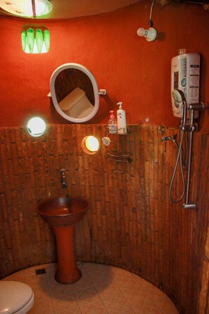 Familie bungalow | Badkamer | Een douche, gratis toiletartikelen, handdoeken