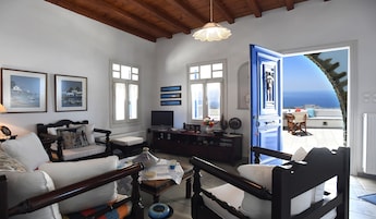 Vila, 2 quartos (Tinos Sky View 2) | Sala de estar | TV de tela plana 32 polegadas com canais via satélite, TV