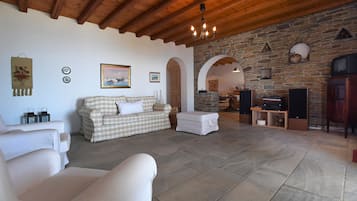 Villa - 2 soveværelser (Tinos Sky View 3) | Opholdsområde | 32-tommers fladskærms-tv med satellitkanaler, tv