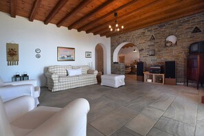 Huvila, 2 makuuhuonetta (Tinos Sky View 3) | Oleskelualue | 32âtuumainen taulutelevisio, jossa satelliittikanavat