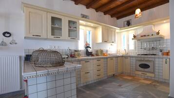 Villa, 2 Schlafzimmer (Tinos Sky View 2) | Eigene Küche | Großer Kühlschrank, Herdplatte, Wasserkocher mit Kaffee-/Teezubehör