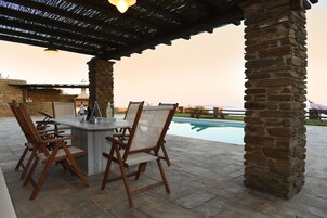 Una piscina al aire libre, sombrillas, tumbonas