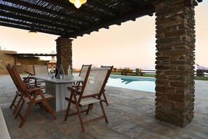 Outdoor pool, pool umbrellas, sun loungers - Tinos Sky View Villa (Tinos)