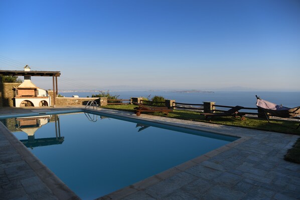 Outdoor pool, pool umbrellas, sun loungers