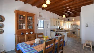 Villa, 2 Schlafzimmer (Tinos Sky View 1) | Essbereich im Zimmer
