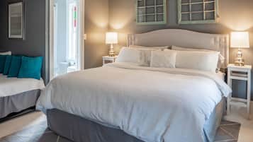 Delaware Room, 2nd Floor, 1 King Bed, 1 Daybed, and 1 Trundle Bed, Non Smoking, Private Bathroom | Decoración personalizada, muebles diferentes y wifi gratis