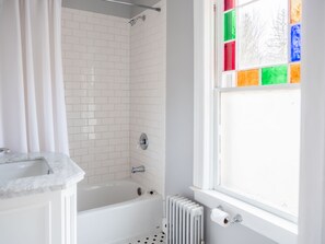 Delaware Room, 2nd Floor, 1 King Bed, 1 Daybed, and 1 Trundle Bed, Non Smoking, Private Bathroom | Bathroom