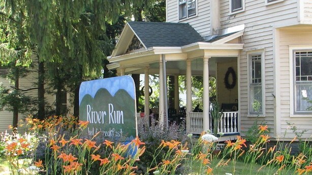 A house with a porch and a sign that reads "Kroer Kun bed & breakfast". - River Run Bed and Breakfast (Fleischmanns)