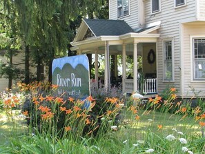 A house with a porch and a sign that reads "Kroer Kun bed & breakfast". - River Run Bed and Breakfast (Fleischmanns)
