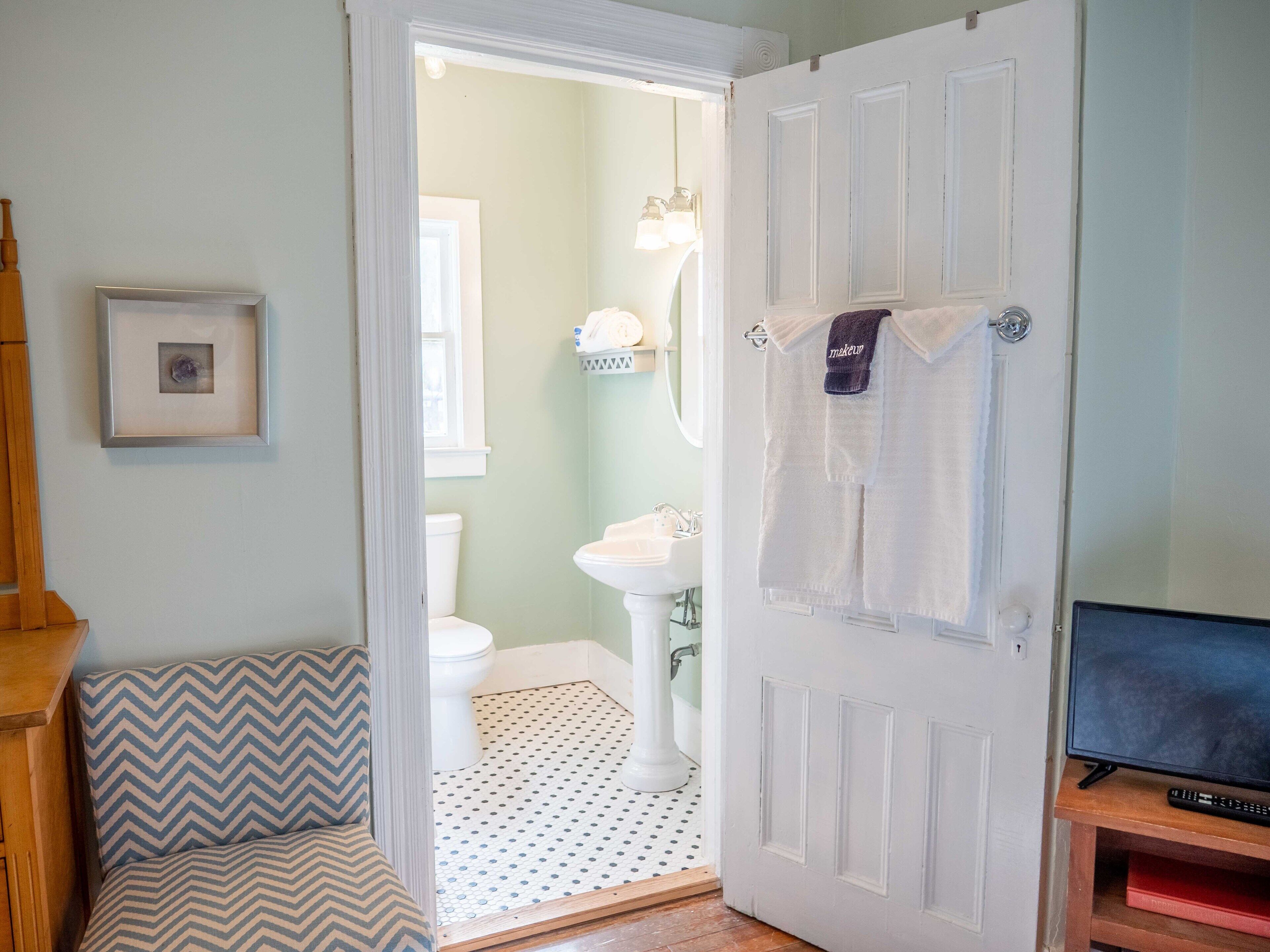 Beaverkill Room, 2nd Floor, 1 Queen Bed and 1 Twin Bed, Non Smoking, Private Bathroom | Individuelt design, individuel indretning, gratis Wi-Fi, sengetøj