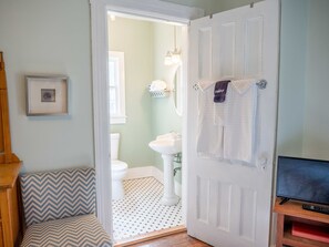 Beaverkill Room, 2nd Floor, 1 Queen Bed and 1 Twin Bed, Non Smoking, Private Bathroom | Yksilöllisesti sisustettu, yksilöllisesti kalustettu, ilmainen Wi-Fi