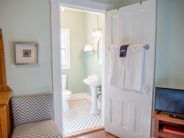 Beaverkill Room, 2nd Floor, 1 Queen Bed and 1 Twin Bed, Non Smoking, Private Bathroom | Individually decorated, individually furnished, free WiFi, bed sheets