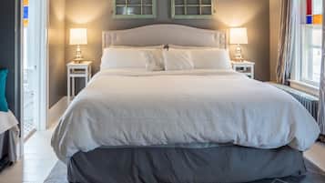 Delaware Room, 2nd Floor, 1 King Bed, 1 Daybed, and 1 Trundle Bed, Non Smoking, Private Bathroom