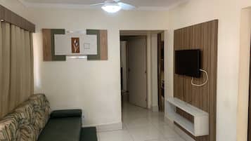 APTO 213-215 | Living area | 32-inch LCD TV with cable channels, TV