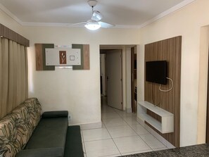 APTO 213-215 | Living area | 32-inch LCD TV with cable channels, TV