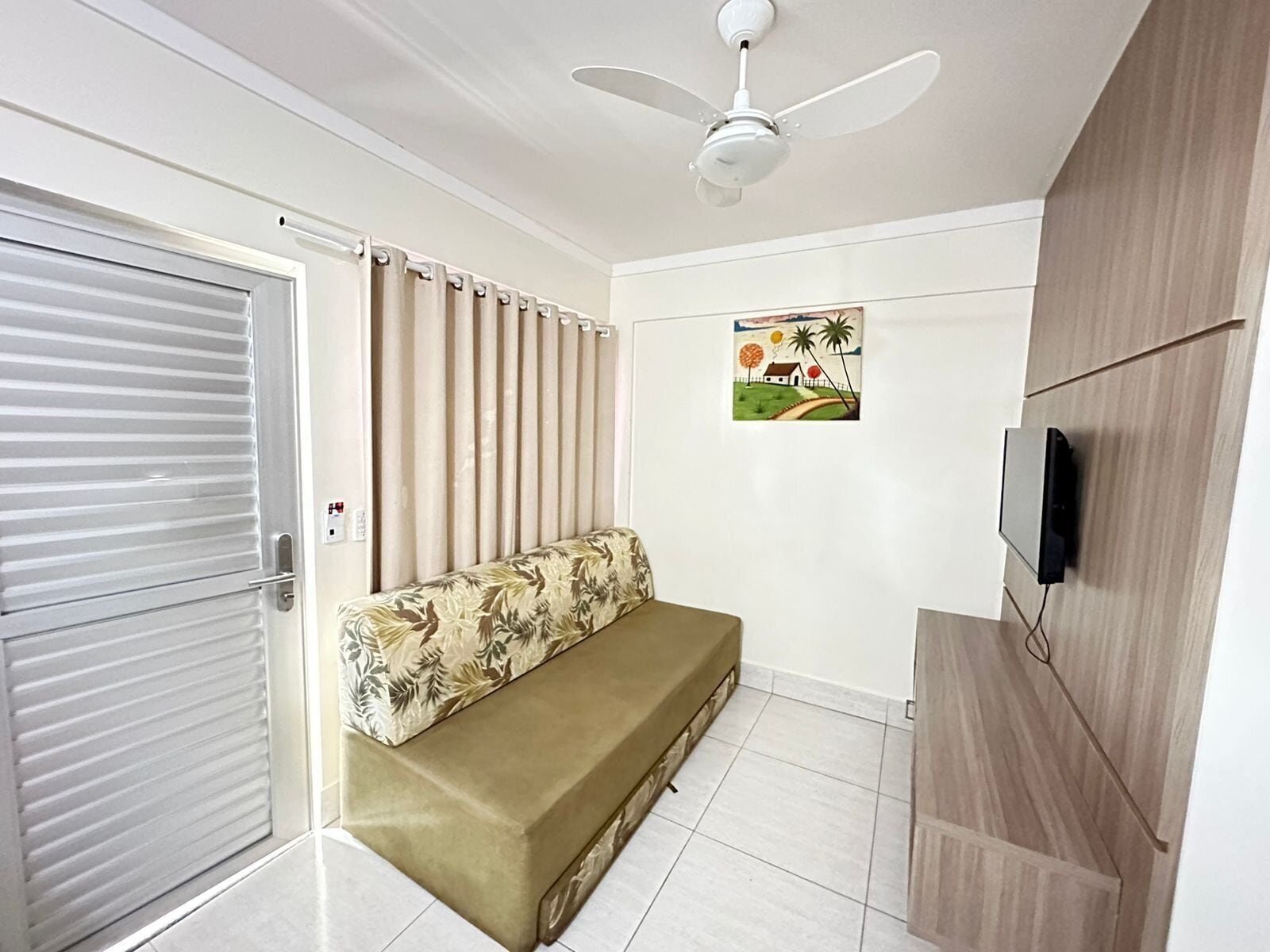 Departamento | Área de sala de estar | Televisión LCD de 32 pulgadas con canales por cable y televisión 