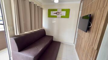 Apartamento | Área de estar | TV LCD 32 polegadas com canais a cabo, TV