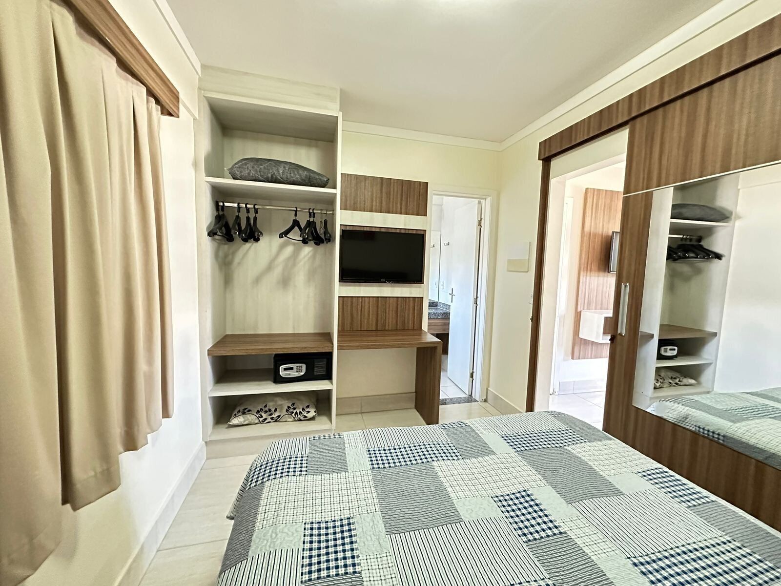 Minibar, cortinas blackout y wifi gratis 