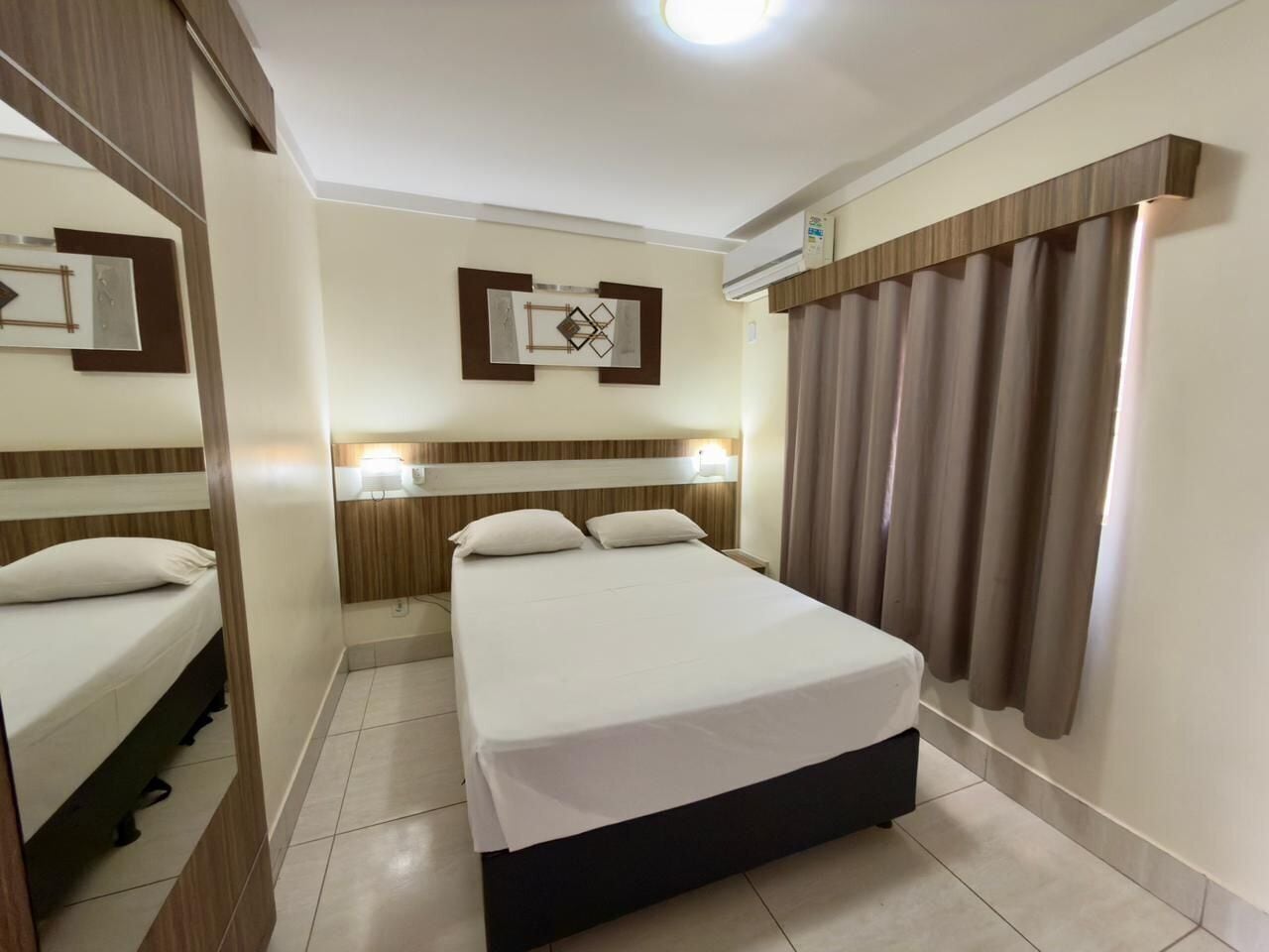 APTO 213-215 | Minibar, blackout drapes, free WiFi