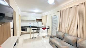 Apartamento | Área de estar | TV LCD 32 polegadas com canais a cabo, TV