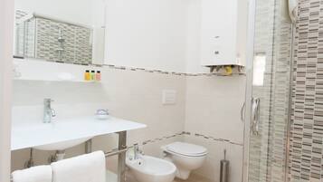 Familiekamer | Badkamer | Een douche, een regendouche, gratis toiletartikelen, een haardroger