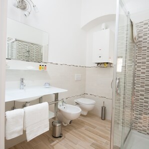 Familiekamer | Badkamer | Een douche, een regendouche, gratis toiletartikelen, een haardroger
