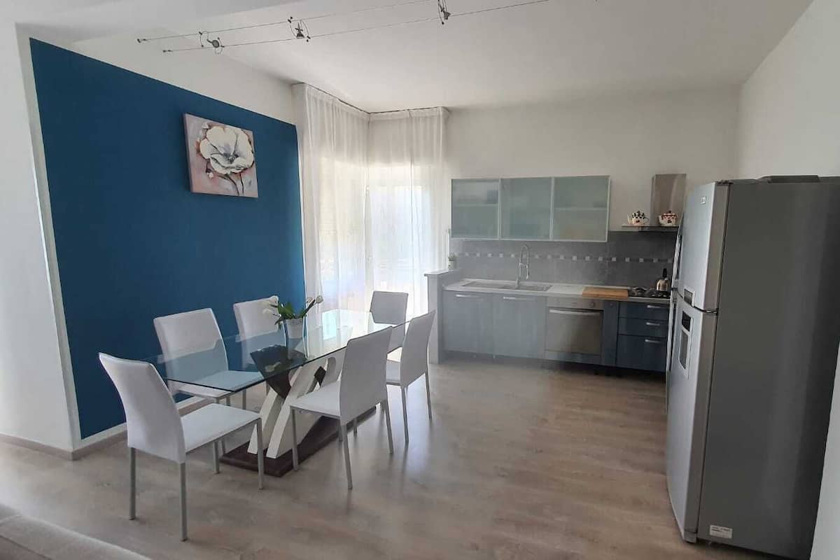 Appartement, 2 slaapkamers (Terra) | Woonruimte | Een 32-inch flatscreentelevisie met satellietzenders en een televisie