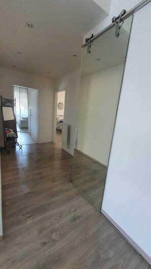 Apartamento, 2 habitaciones (Terra) | Zona de estar | Televisión de pantalla plana de 32 pulgadas con canales por satélite