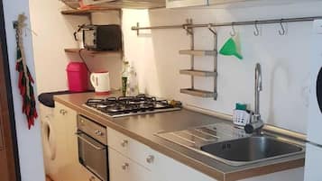 Comfort huis, 1 slaapkamer, op tussenverdieping | Privékeuken | Een oven, een kookplaat, schoonmaakproducten, een diepvriezer