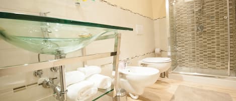 Habitación familiar | Baño | Regadera, regadera tipo lluvia, amenidades de baño gratuitas