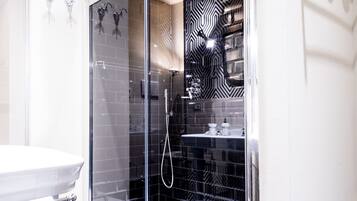 Deluxe Double Room | Bathroom shower