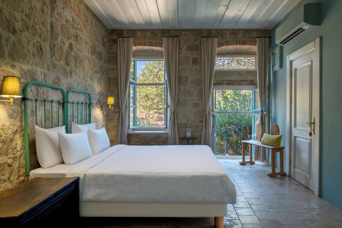 Deluxe Double Room, Garden View | Minibar, in-room safe, desk, soundproofing