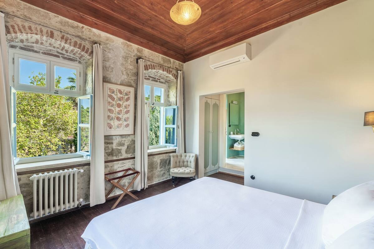 Deluxe Double Room, Balcony | Minibar, in-room safe, desk, soundproofing