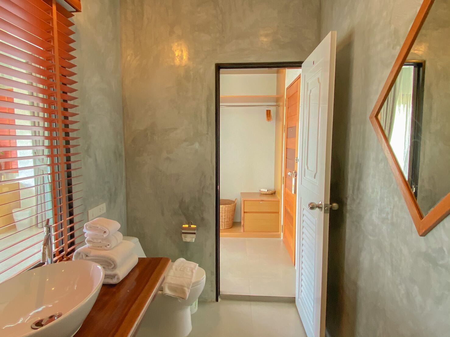 deluxe double room, 1 double bed | bathroom | shower, free toiletries, hair dryer, towels