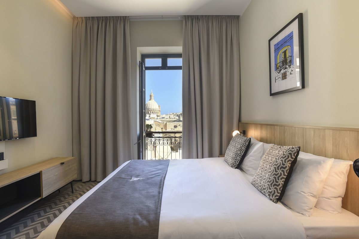 Minibar, coffres-forts dans les chambres, bureau